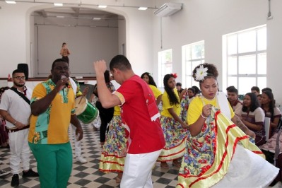notícia: Em celebração aos 78 anos da Escola Estadual Barão do Rio Branco, alunos da instituição vivenciam raízes do marabaixo, em Macapá 